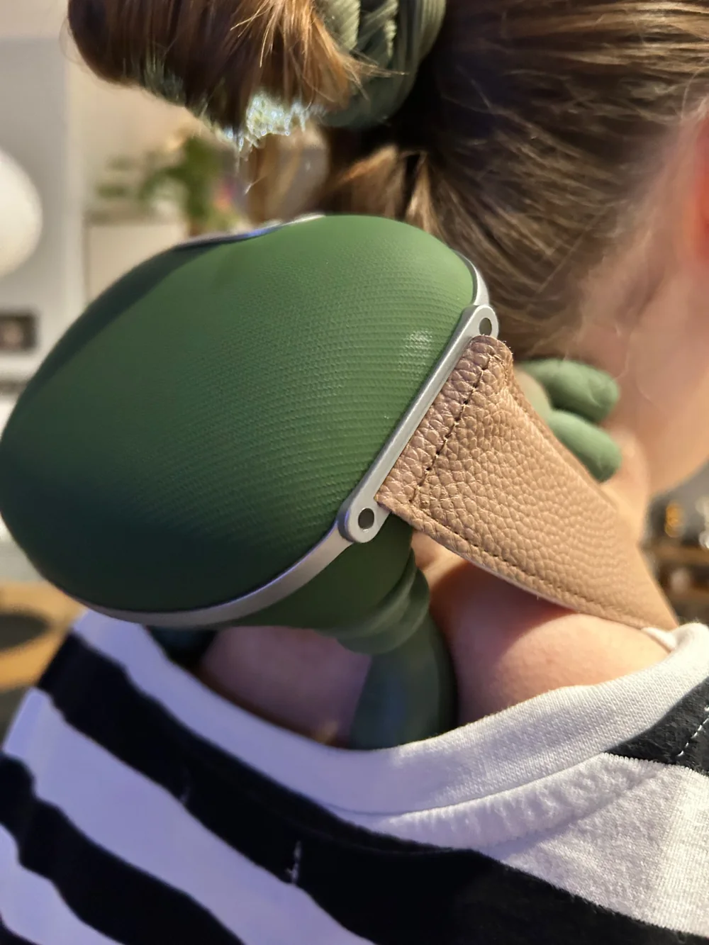 Le châle de massage Nuquea porté sur la nuque et les épaules, vu de dos