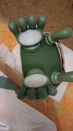 Gros plan sur les deux têtes de massage du châle Nuquea et leurs dix doigts en silicone vert